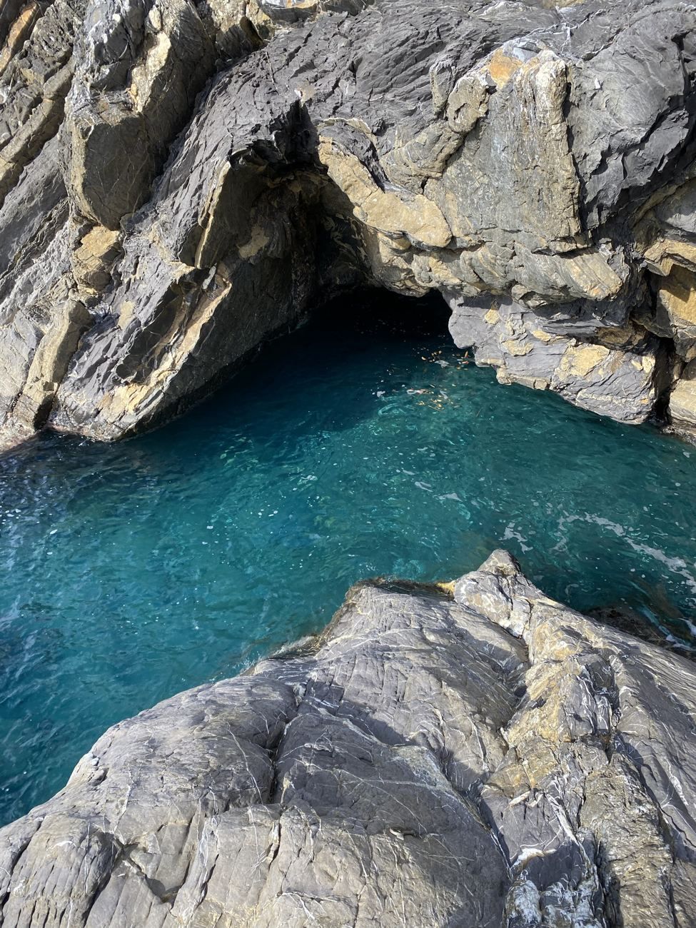 Una piccola grotta sul mare tra le rocce