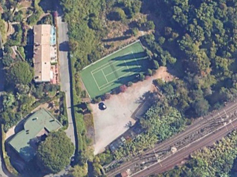 Vista dall’alto del campo da tennis e del parcheggio de La Racchetta