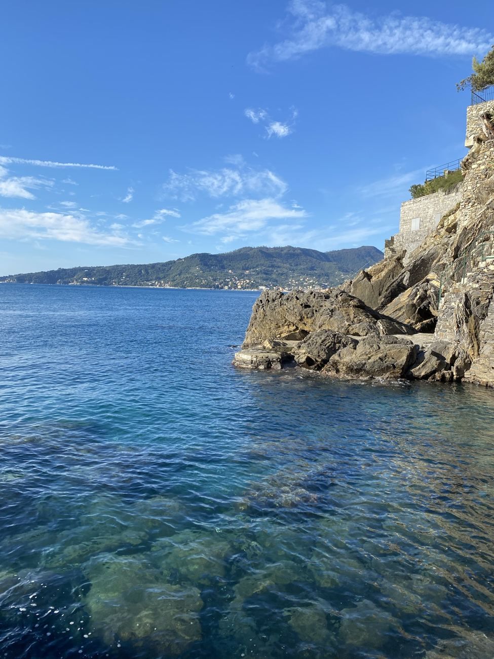 Gli scogli e i muri in pietra a picco sul mare